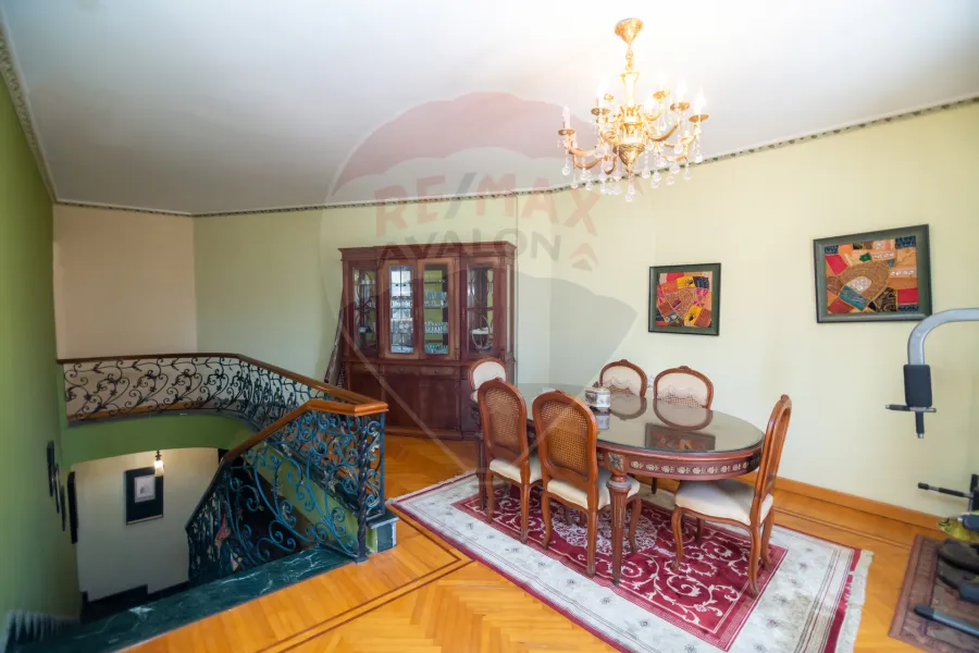 شقة دوبلكس للبيع 300 م الازاريطة (ش الاسكندر الاكبر - خطوات من البحر )