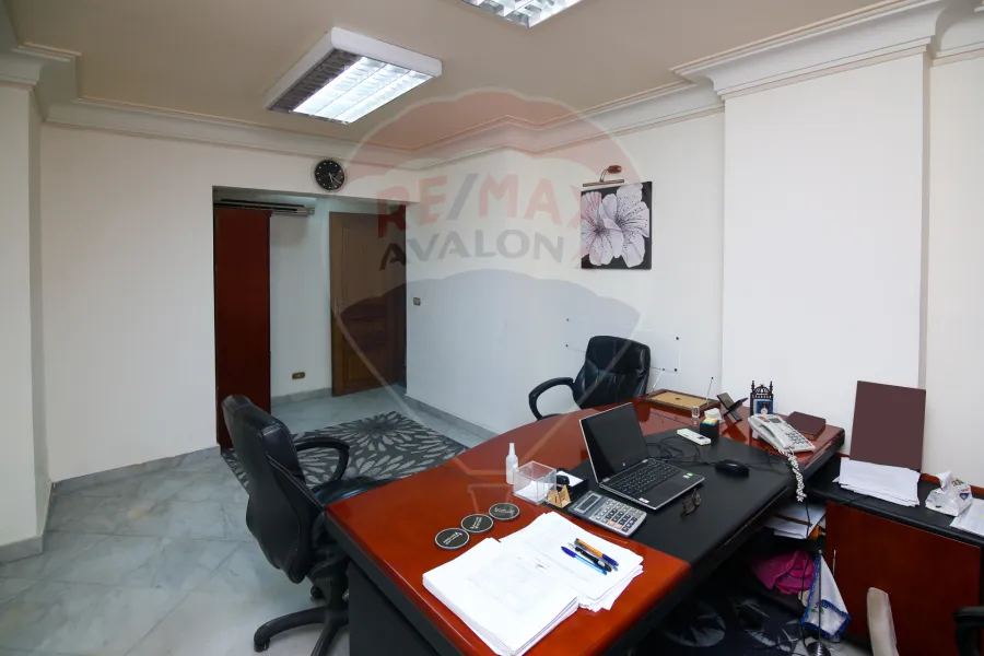 مقر ادارى  للبيع 240 م سموحة (ش توت عنخ امون)