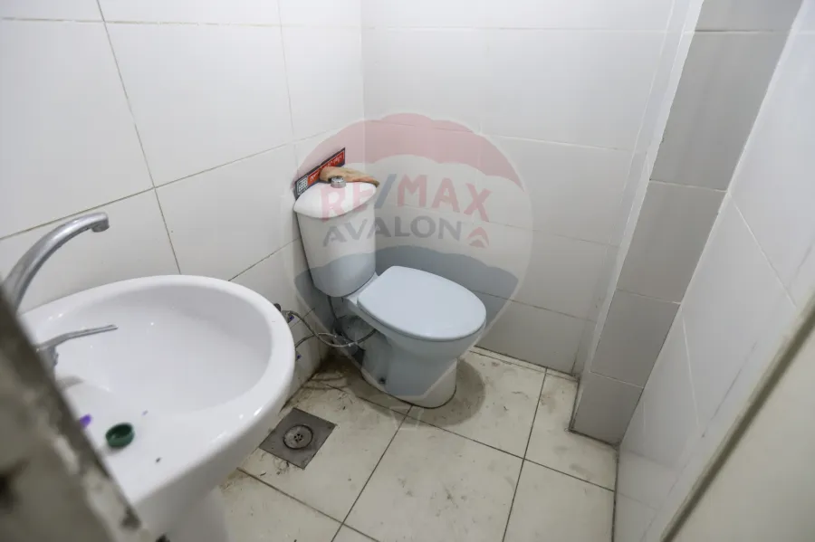 محل للبيع 430 م محطه الرمل (متفرع من ش صفية زغلول)