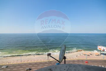 شقة للبيع 250 م كامب شيزار (علي البحر مباشرة)