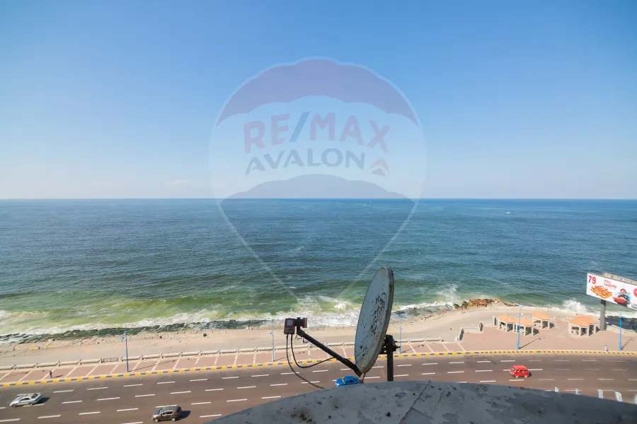 Apartment for sale 250 m Camp Chezar (directly on the sea)