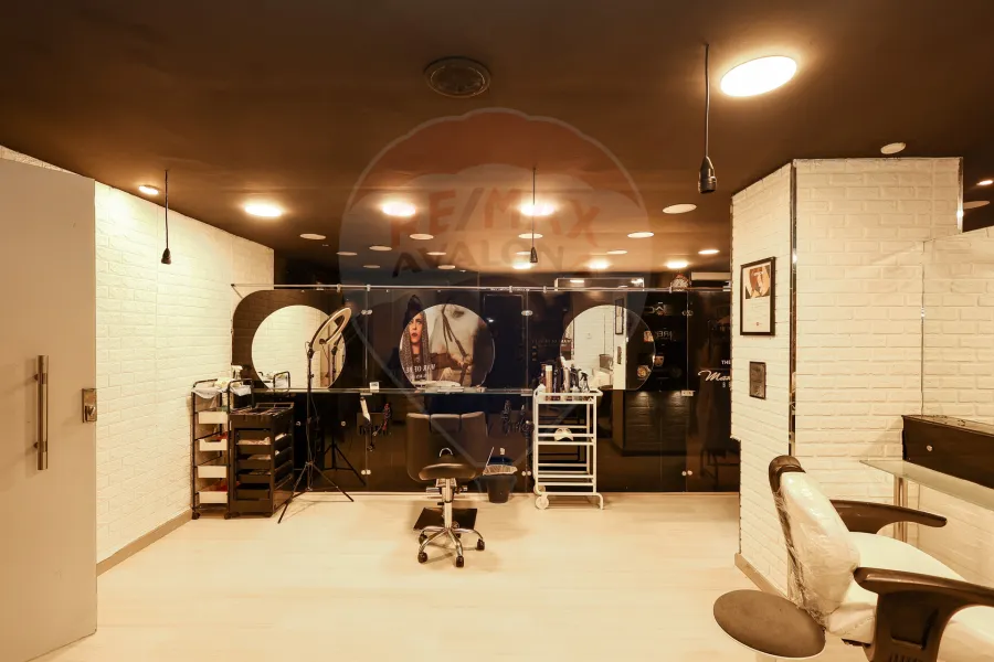 محل  للبيع  130 م + ميزان 120 م  سيدي بشر  (هيلتون رمادا)