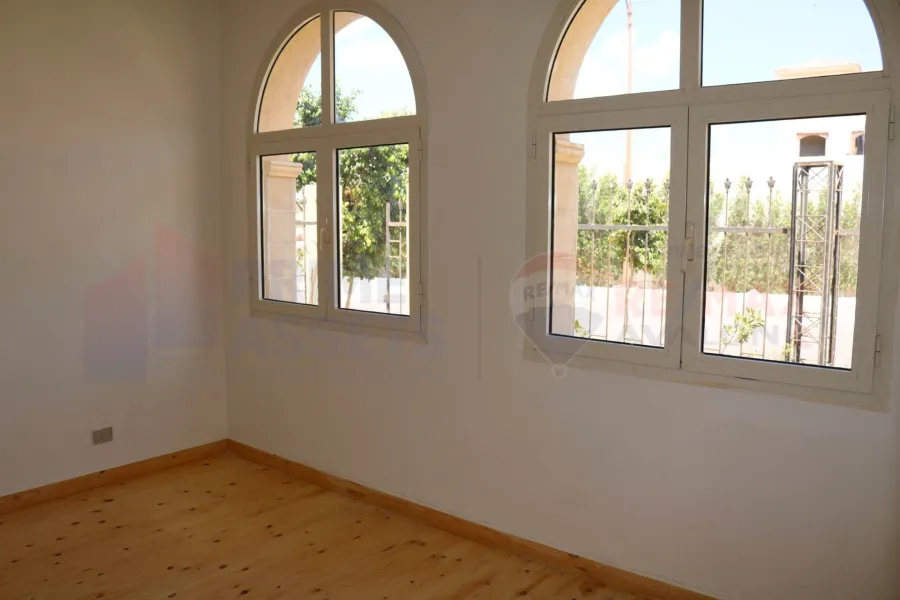 فيلا ستاند الون للبيع 890 م كينج مريوط (اليكس ويست - منطقة أنطونيادس)