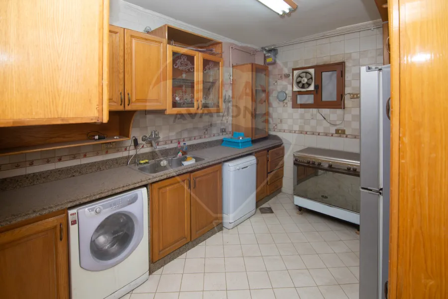 شقة للبيع 280 م ستانلي (خطوات من البحر)