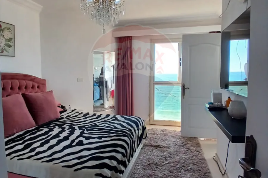 شقة للبيع 190 م كامب شيزار (علي البحر مباشرة - عمارة براند)