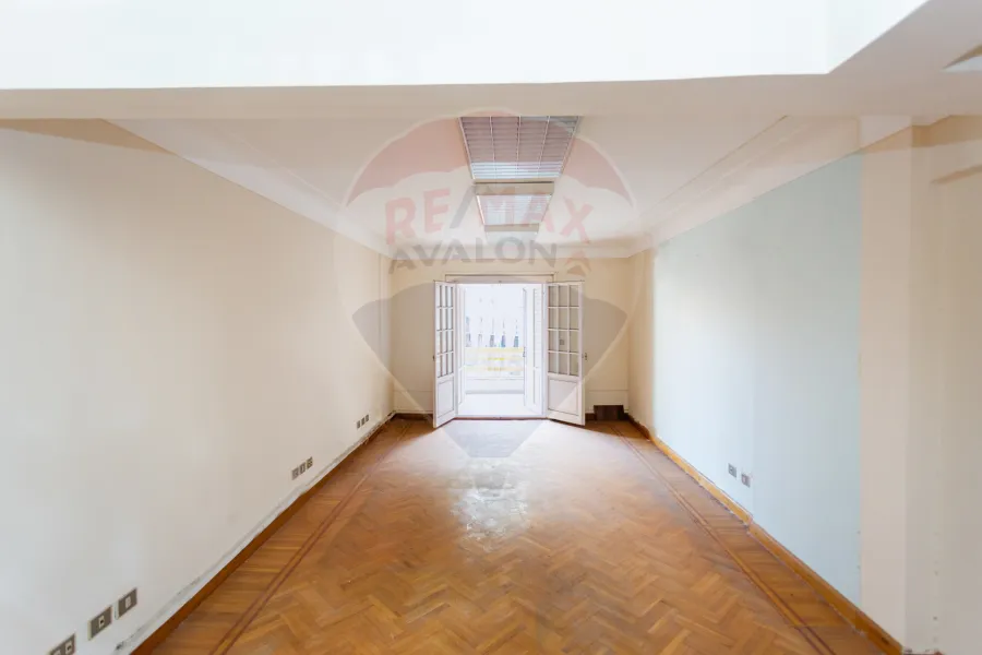 شقة للبيع 272 م زيزينيا (علي البحر مباشرة)