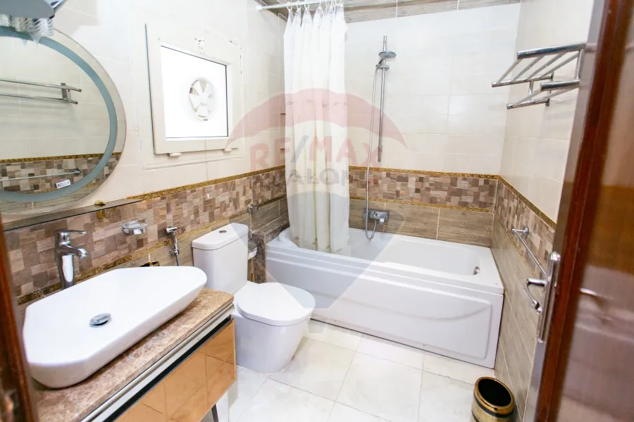 شقه للبيع 520 م سيدي بشر(ش محمد نجيب - على البحر مباشرة)