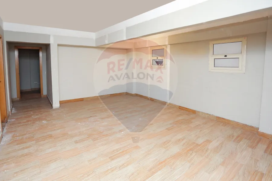 شقة للإيجار 315 م  كفر عبده (ش قرداحى - خطوات من شارع ابوقير الرئيسي)