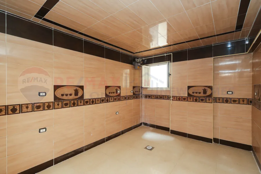 شقة للبيع 300 م زيزينيا ( خطوات من البحر امام قصر الصفا )