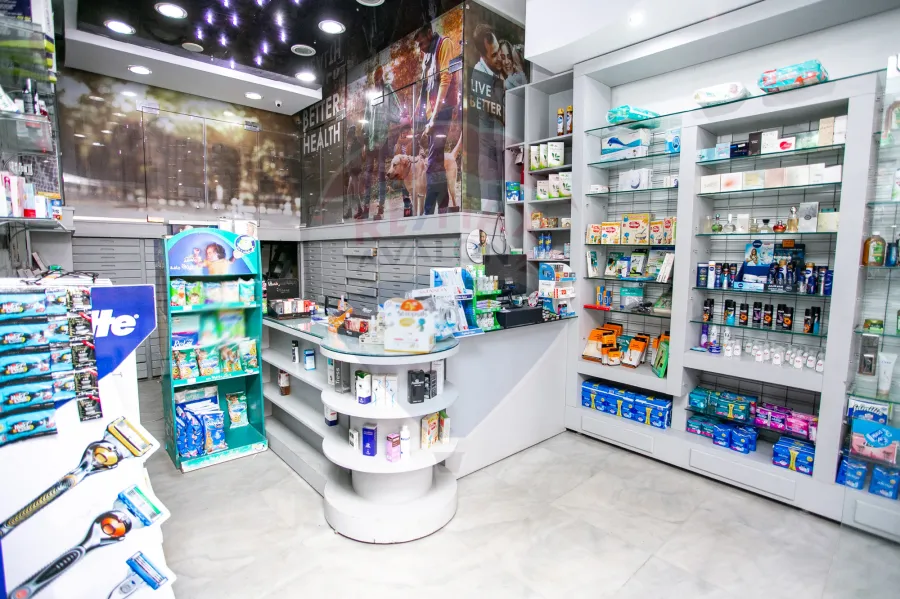 صيدلية للبيع 45 م + صندرة 30 م مصطفي كامل (علي الترام مباشرة)