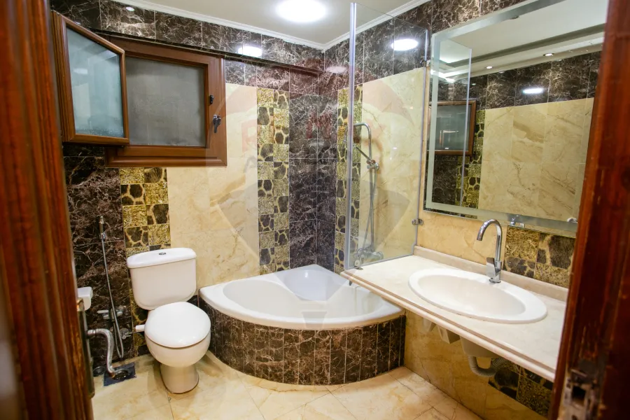 شقة للبيع  150 م كامب شيزار ( بجوار مستشفى الأنباتكلا )