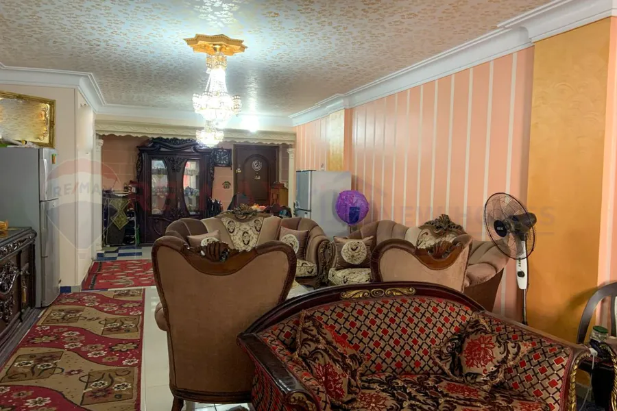 شقة للبيع 200 م كامب شيزار (ش بور سعيد )