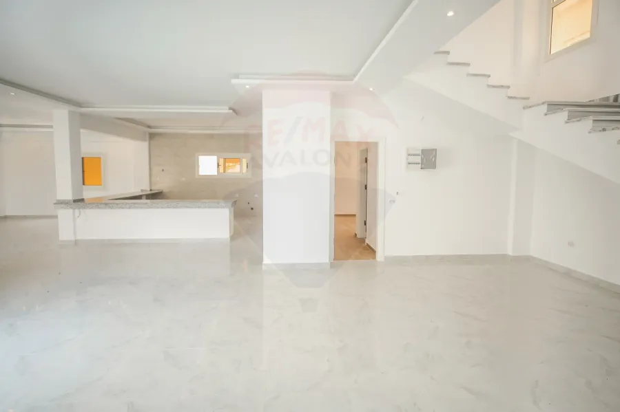 فيلا مستقله للبيع الكينج (طريق الكافوري بجوار واحة خطاب)