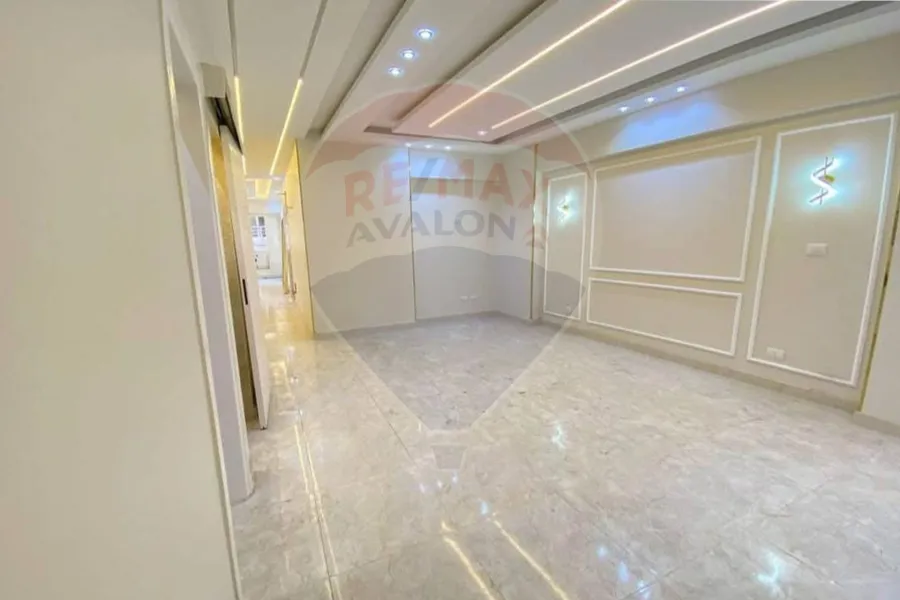 شقة للبيع 135 م سابا باشا (خطوات من البحر)