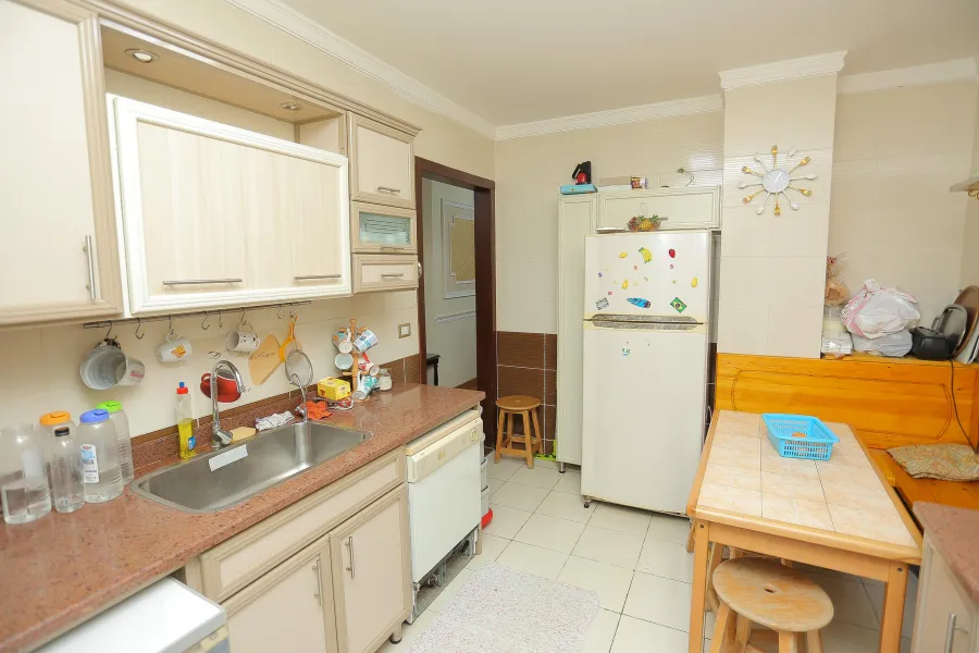 شقة للبيع 215م رشدي (عمارة عزيز شنودة)