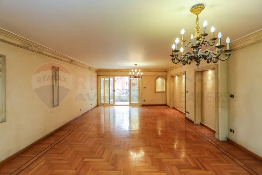 شقة للبيع 250 م جناكليس (ش ابو قير)