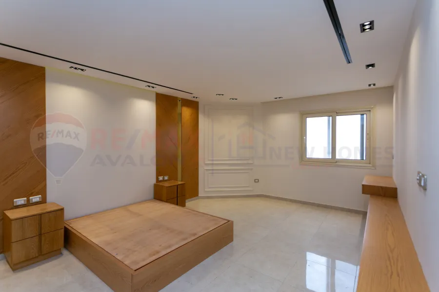 شقة للبيع 280 م جليم (ش ابو قير مباشرة)