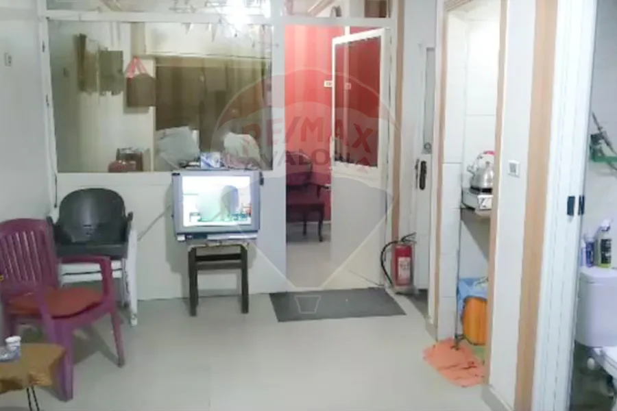 محل للبيع 33 م سبورتنج  (على الترام)