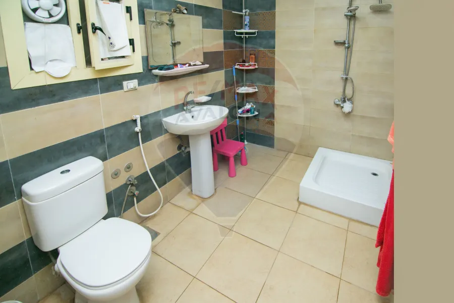 شقة للبيع 155 م  سموحة (ش الهيلتون - خطوات من جرين بلازا)