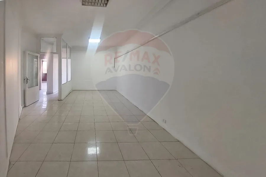 Adminstrative unit for rent 200m Louran (Al aqbal main st- steps from abu qer st)