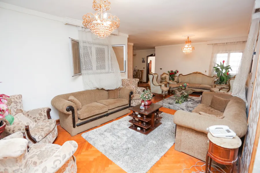 شقة للبيع 200 م لوران ( متفرع من ش شعراوى )