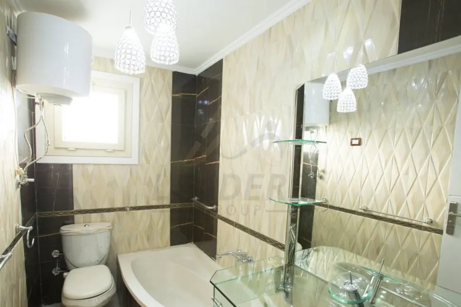 شقة للبيع 230 م سيدي بشر (علي البحر مباشرة)