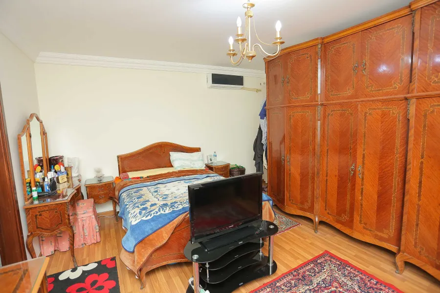 شقة للبيع 215م رشدي (عمارة عزيز شنودة)