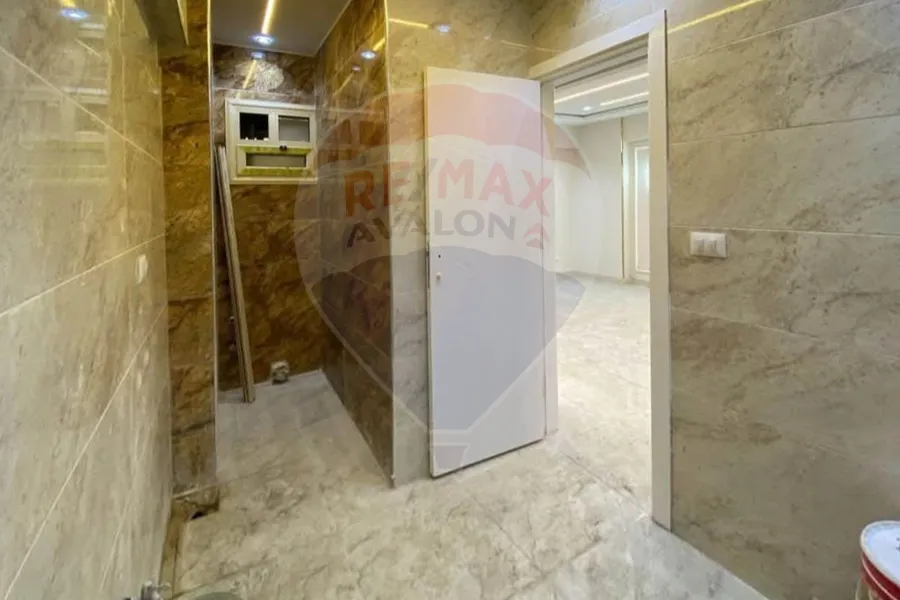 شقة للبيع 135 م سابا باشا (خطوات من البحر)