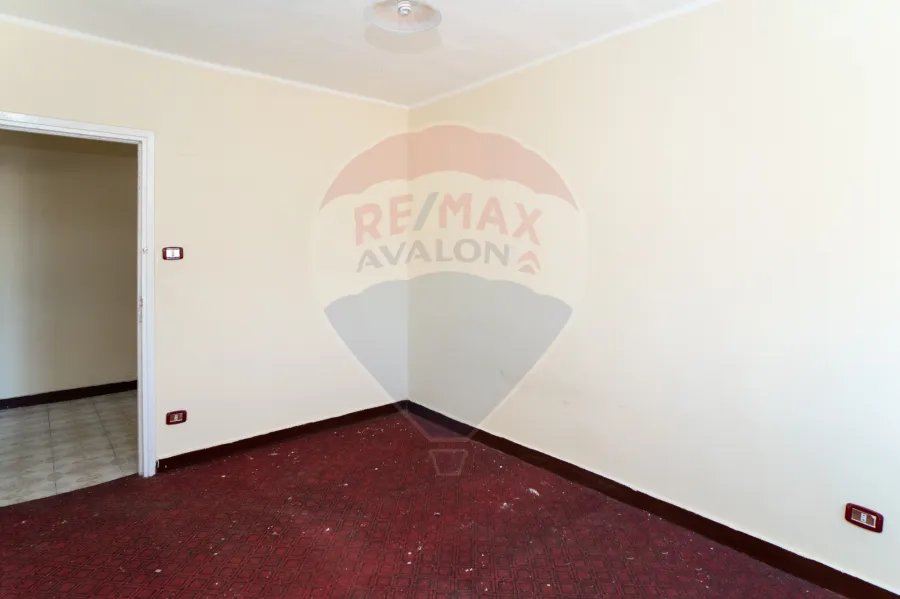 شقة للبيع 100 م المنتزه (ش ملك حفنى)