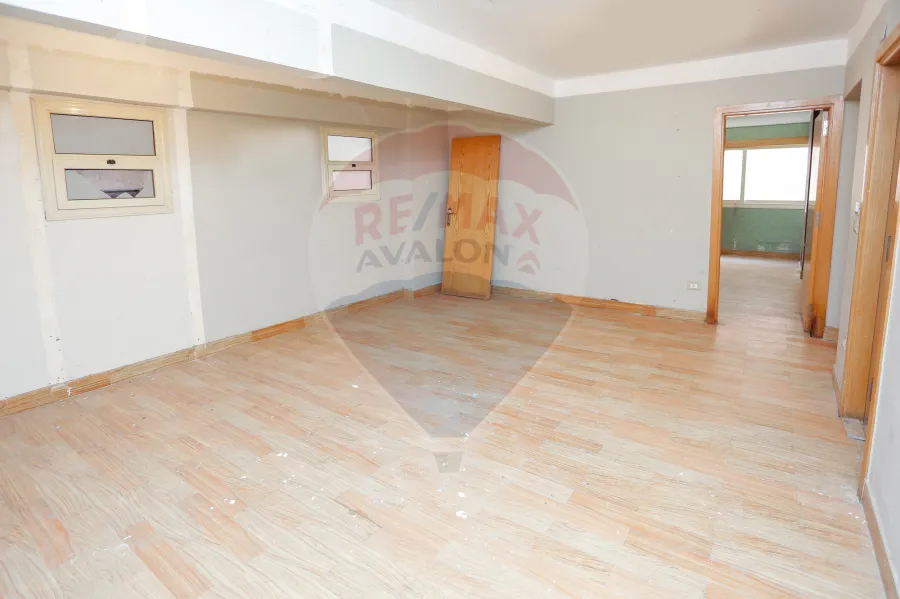 شقة للإيجار 315 م  كفر عبده (ش قرداحى - خطوات من شارع ابوقير الرئيسي)