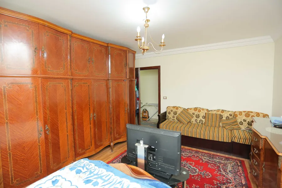 شقة للبيع 215م رشدي (عمارة عزيز شنودة)