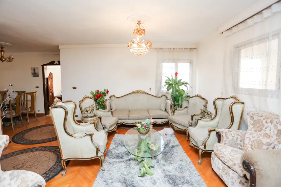 شقة للبيع 200 م لوران ( متفرع من ش شعراوى )