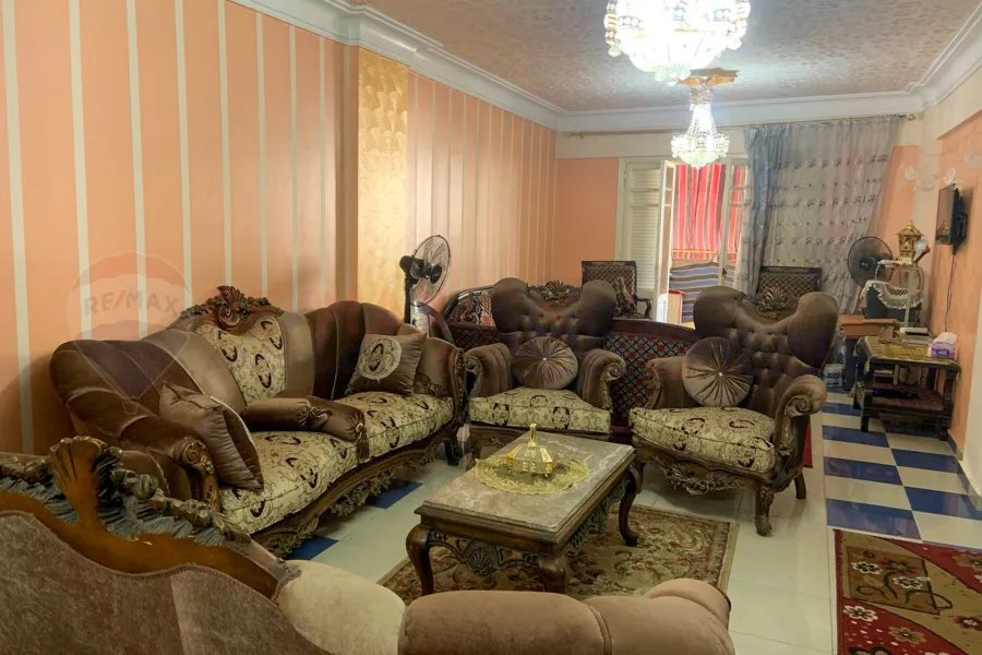 شقة للبيع 200 م كامب شيزار (ش بور سعيد )