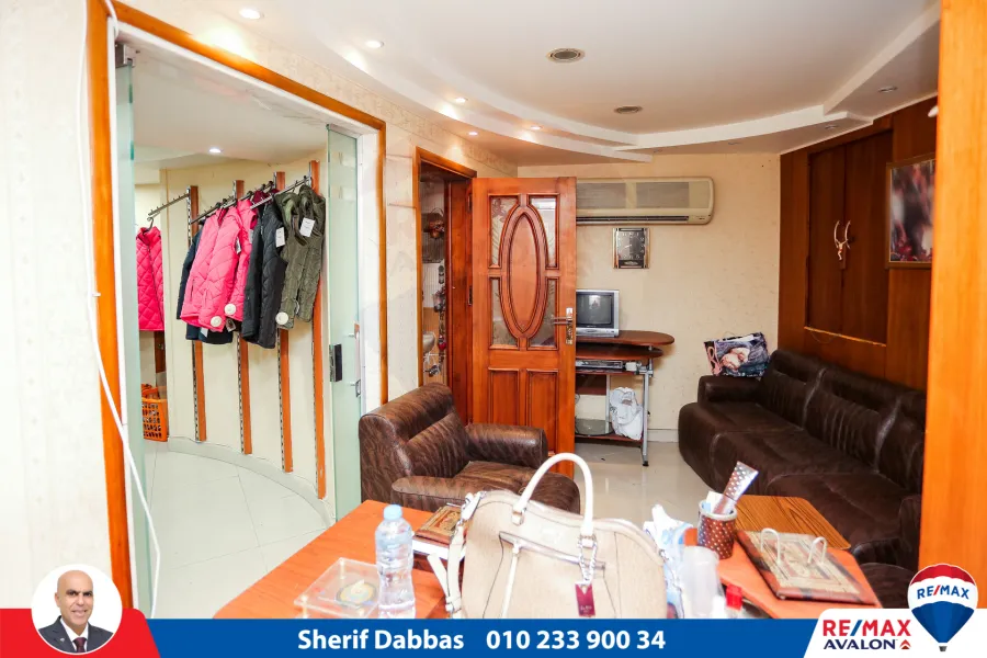 محل للبيع 104 م محطة الرمل (شارع النبي دانيال - امام المعبد اليهودي)