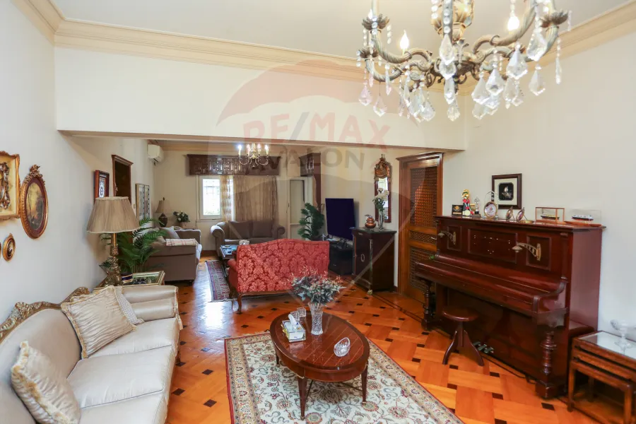 شقة للبيع 200 م زيزينيا ( خطوات من قصر المجوهرات )