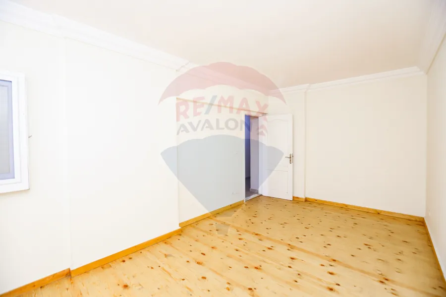 شقة للبيع 255 م جليم ( شارع ابو قير الرئيسي )