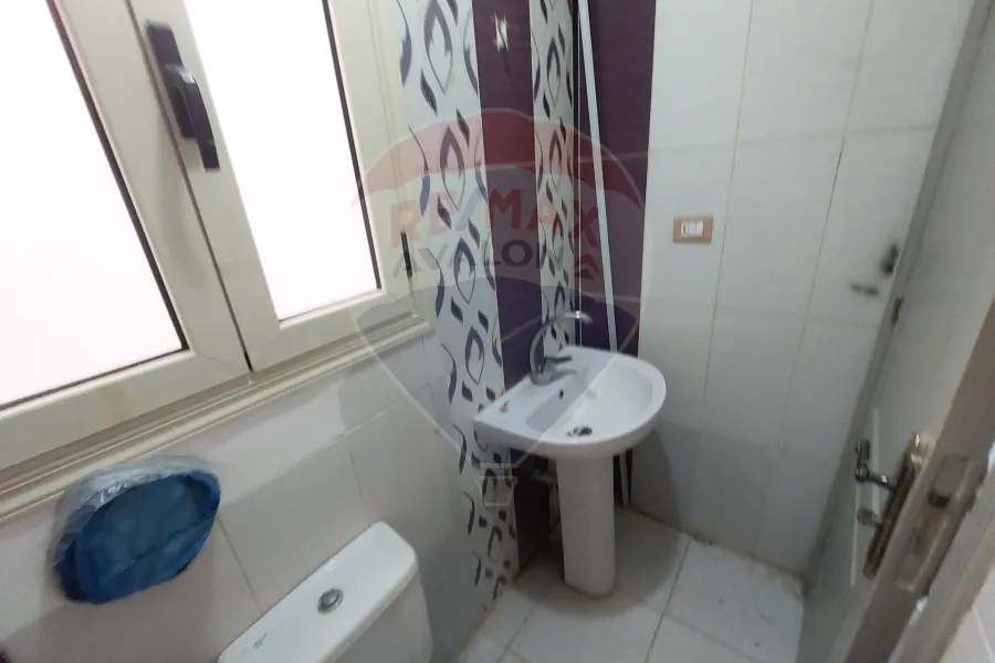 Apartment for rent 185m Louran (steps from Victoria College)