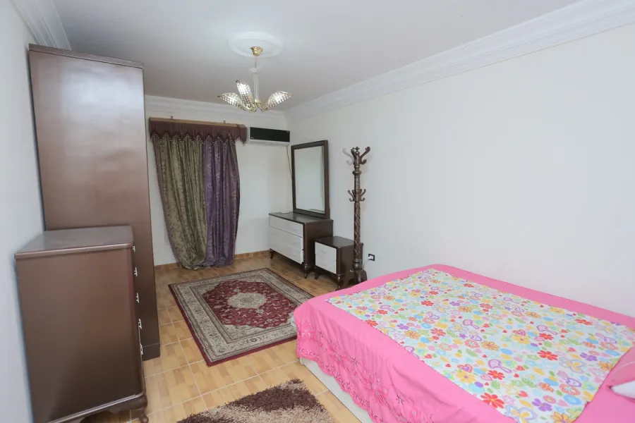 شقة للايجار مفروش 165م  الازاريطة (على البحر مباشرة)