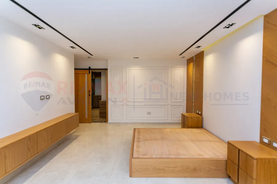 شقة للبيع 280 م جليم (ش ابو قير مباشرة)