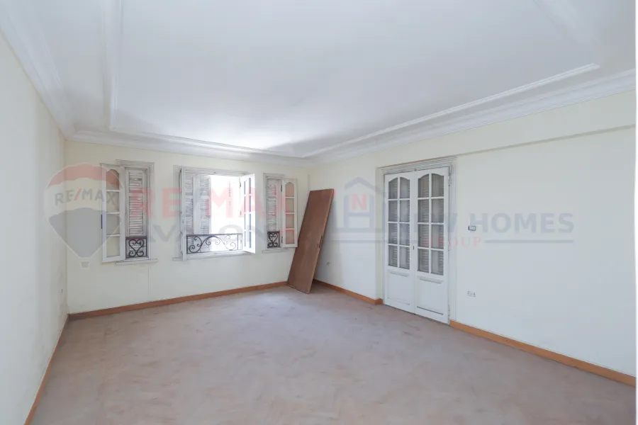 شقة للبيع 300 م زيزينيا ( خطوات من البحر امام قصر الصفا )