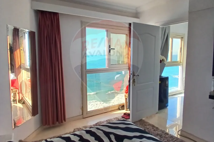 شقة للبيع 190 م كامب شيزار (علي البحر مباشرة - عمارة براند)