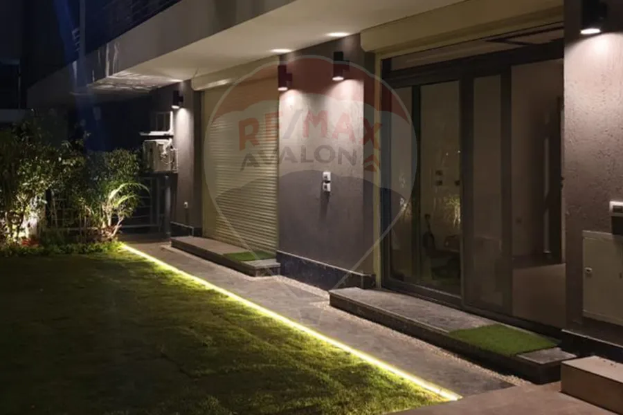 شقه للبيع + جاردن 82 م  التجمع الاول ( تاج سيتي ) 175 م