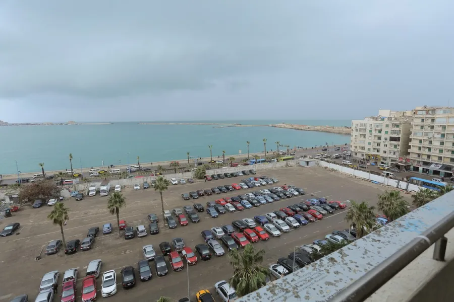 شقة للايجار مفروش 165م  الازاريطة (على البحر مباشرة)