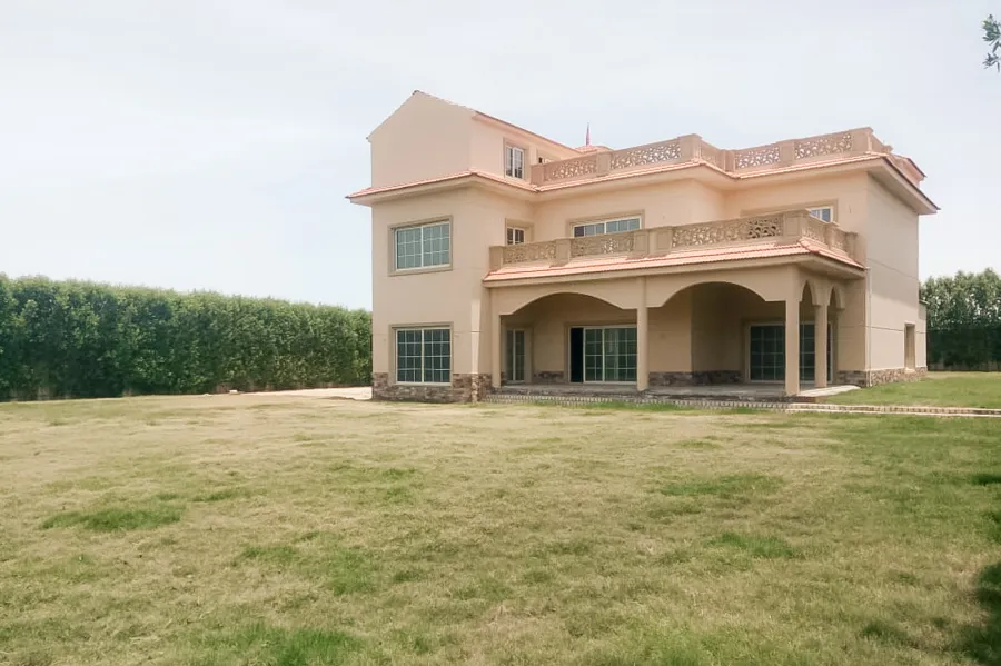 فيلا مسجلة للبيع 2000 م بكينج مريوط  (بجوار هيلتون كينج رانش)