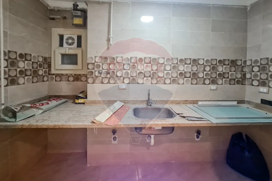 شقة للبيع 130 م كامب شيزار (خطوات من البحر)