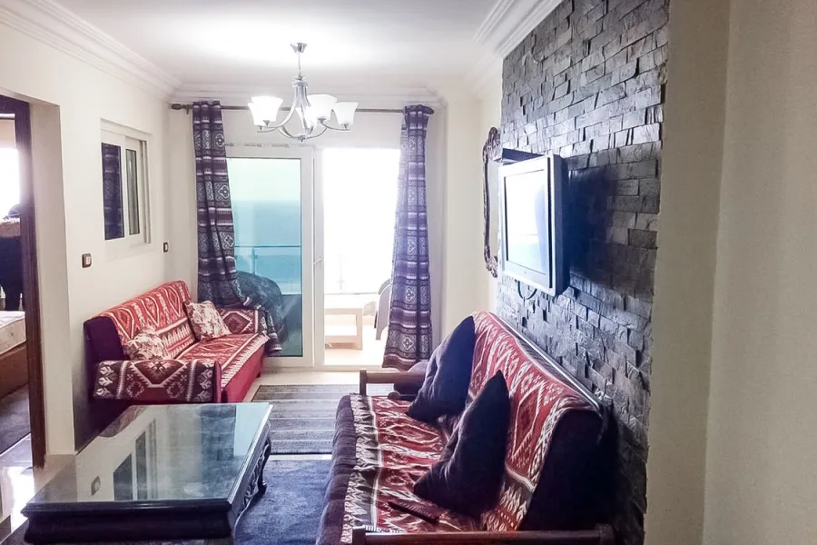 شقة للإيجار مفروش 90 م ميامي (على البحر مباشرة)