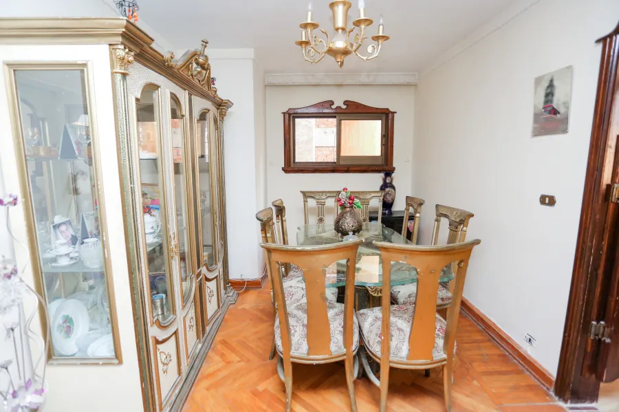 شقة للبيع 200 م لوران ( متفرع من ش شعراوى )