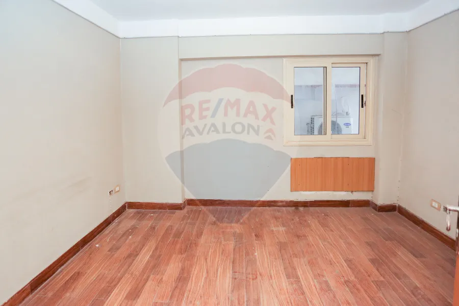 شقة للإيجار 315 م  كفر عبده (ش قرداحى - خطوات من شارع ابوقير الرئيسي)