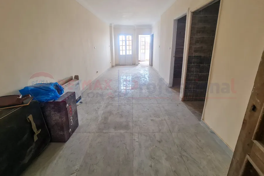 شقة للبيع  80 م لوران (خطوات من ش ابو قير- خلف بنك مصر )