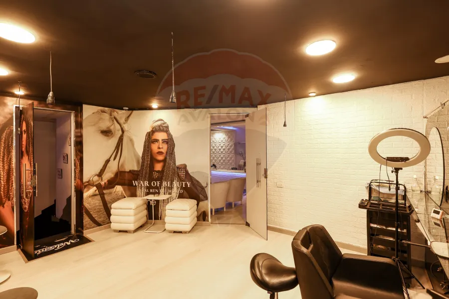 محل  للبيع  130 م + ميزان 120 م  سيدي بشر  (هيلتون رمادا)